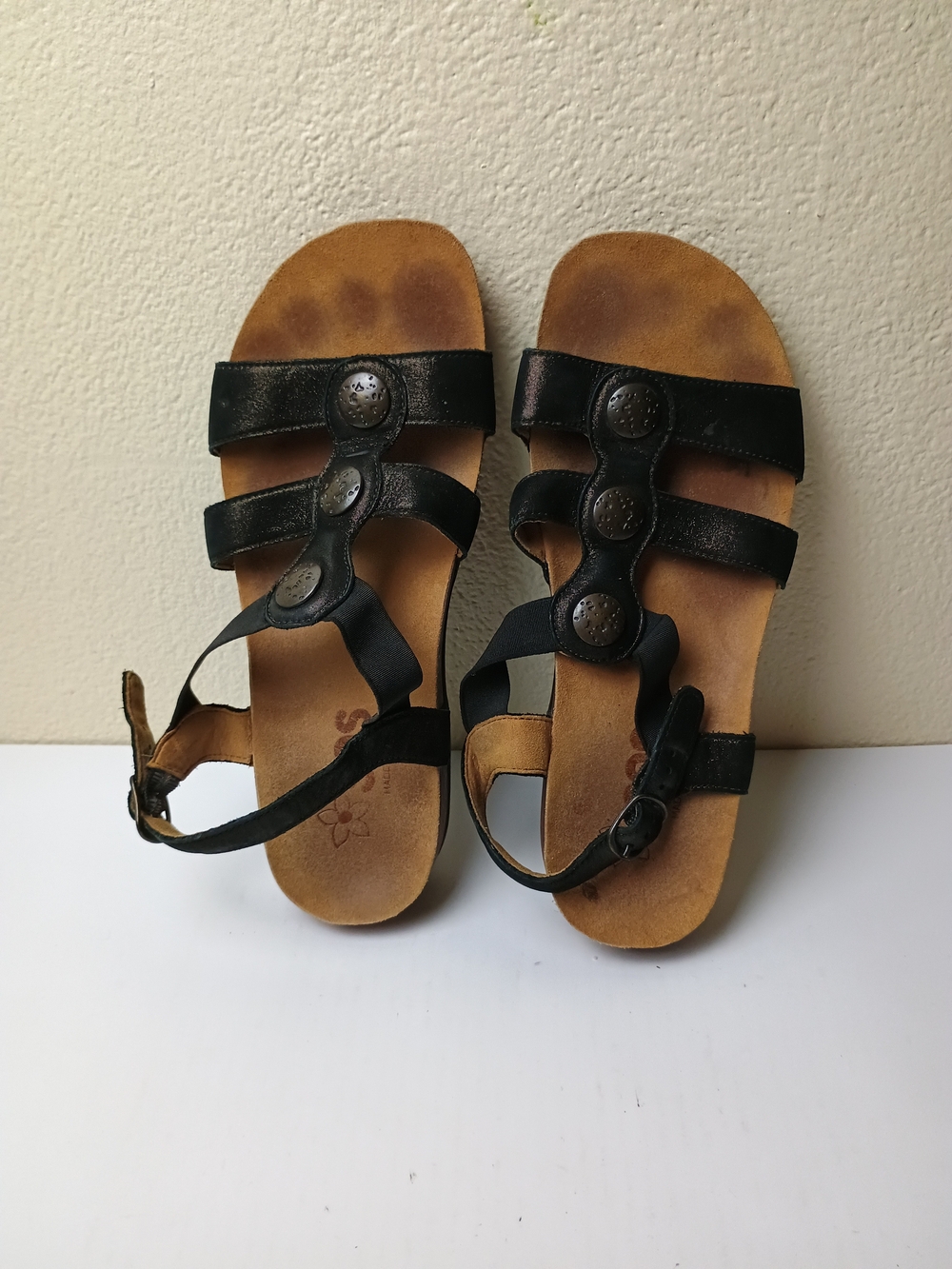 SAS Spade Nero Clover 9M Black Leather Button-Detail Comfort Sandals - T-Strap